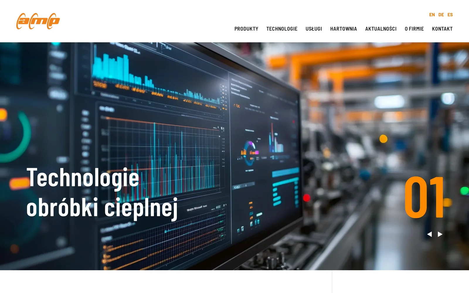 Strona główna AMP na komputerze: pomarańczowe logo, menu z produktami, technologiami, usługami i hartownią, przełącznik EN DE ES oraz slider „Technologie obróbki cieplnej” z numerem 01