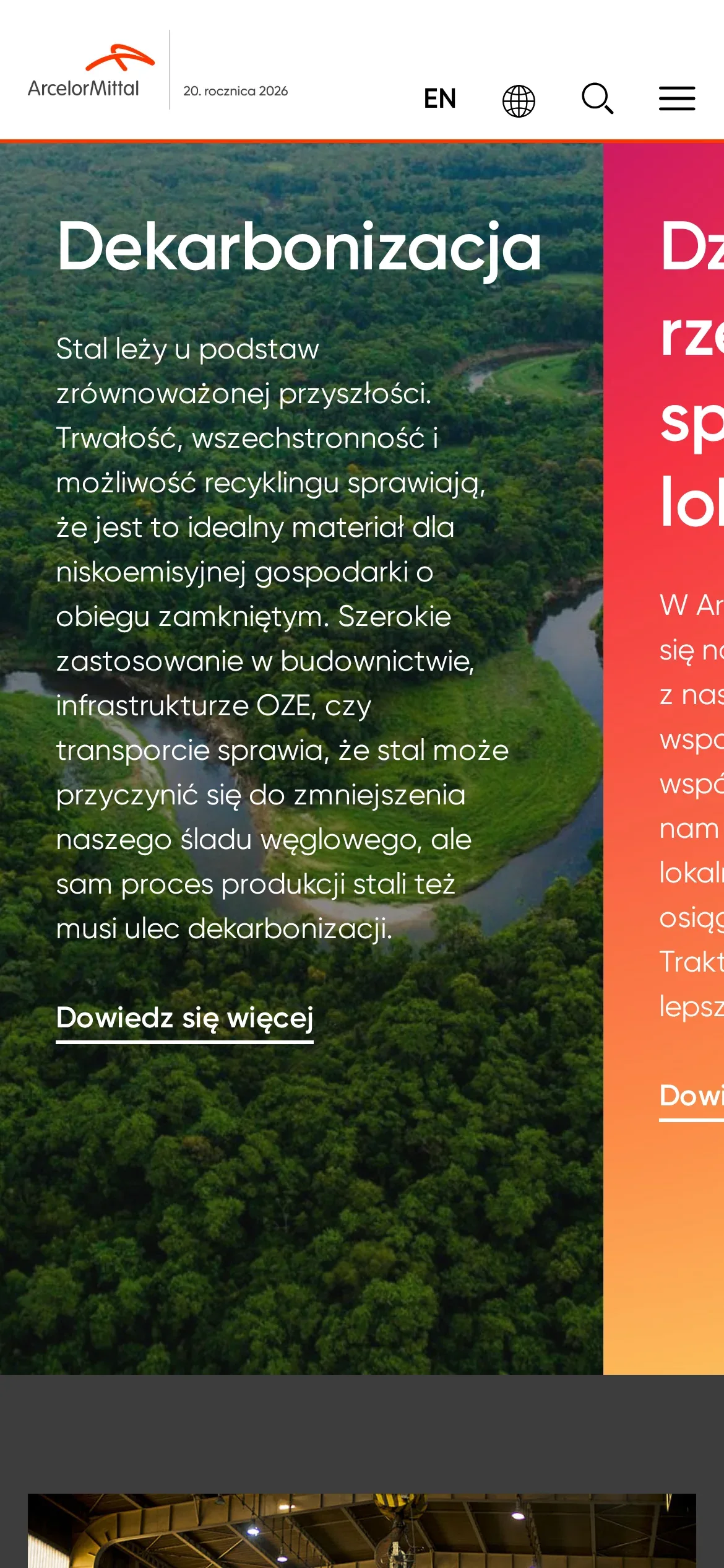 Karty strony głównej na telefonie: karta „Dekarbonizacja” na zdjęciu lasu z rzeką i fragment kolejnej karty do przewinięcia w bok