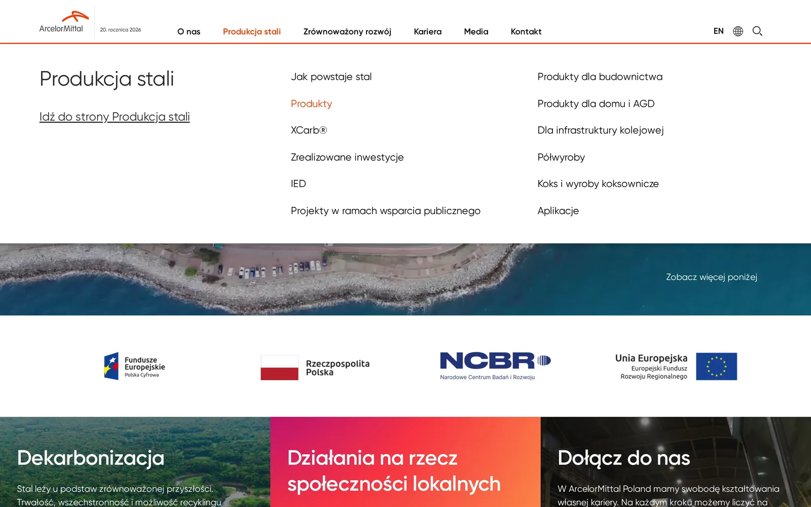 Rozwinięte mega menu „Produkcja stali”: lista podstron w środkowej kolumnie i grupy produktów — od budownictwa po koks i wyroby koksownicze — w prawej