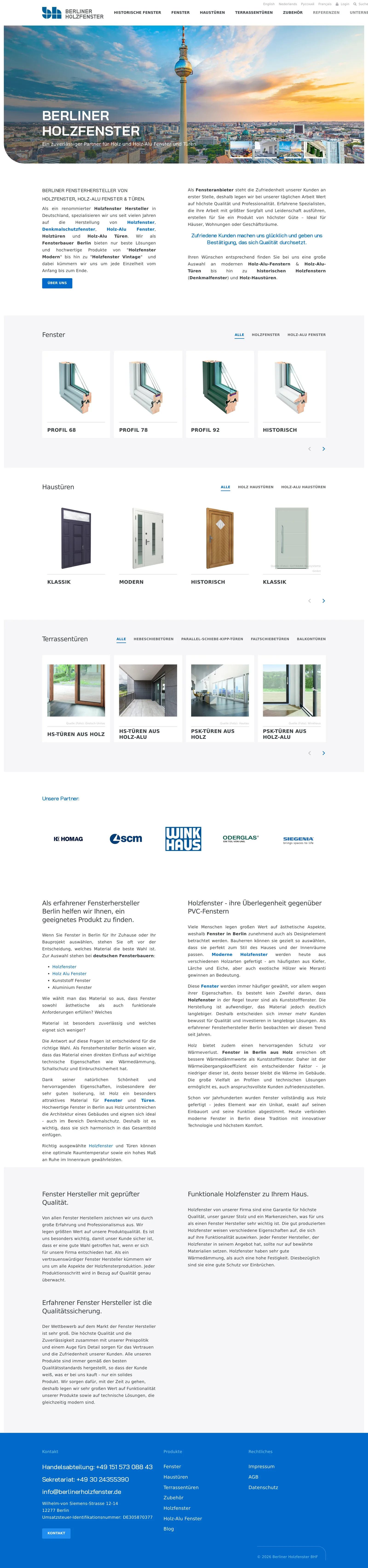 Cała strona główna Berliner Holzfenster: slider, tekst o firmie, karuzele okien, drzwi wejściowych i drzwi tarasowych z filtrami, logotypy partnerów, teksty o oknach drewnianych i niebieska stopka z kontaktem