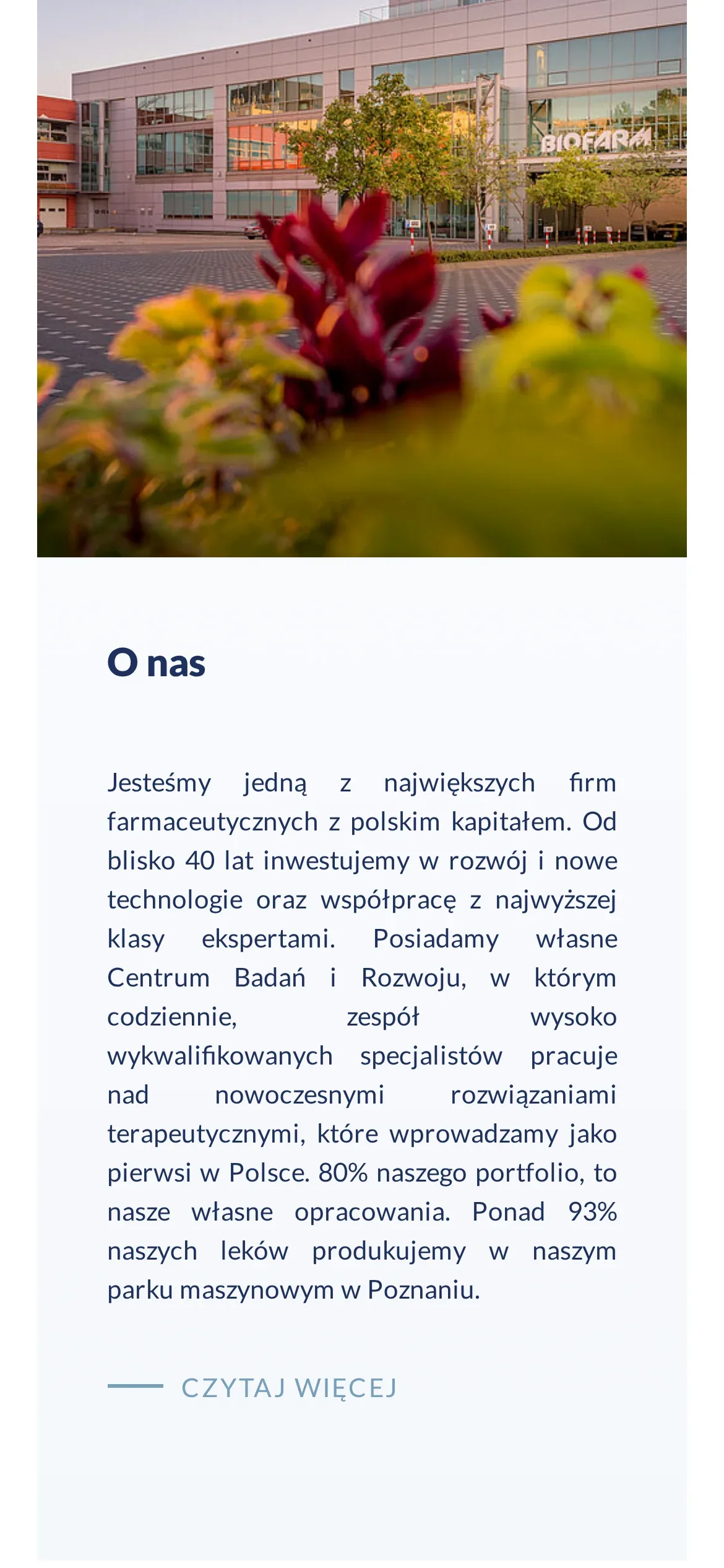 Polska wersja strony głównej na telefonie: zdjęcie siedziby i blok „O nas” z opisem firmy