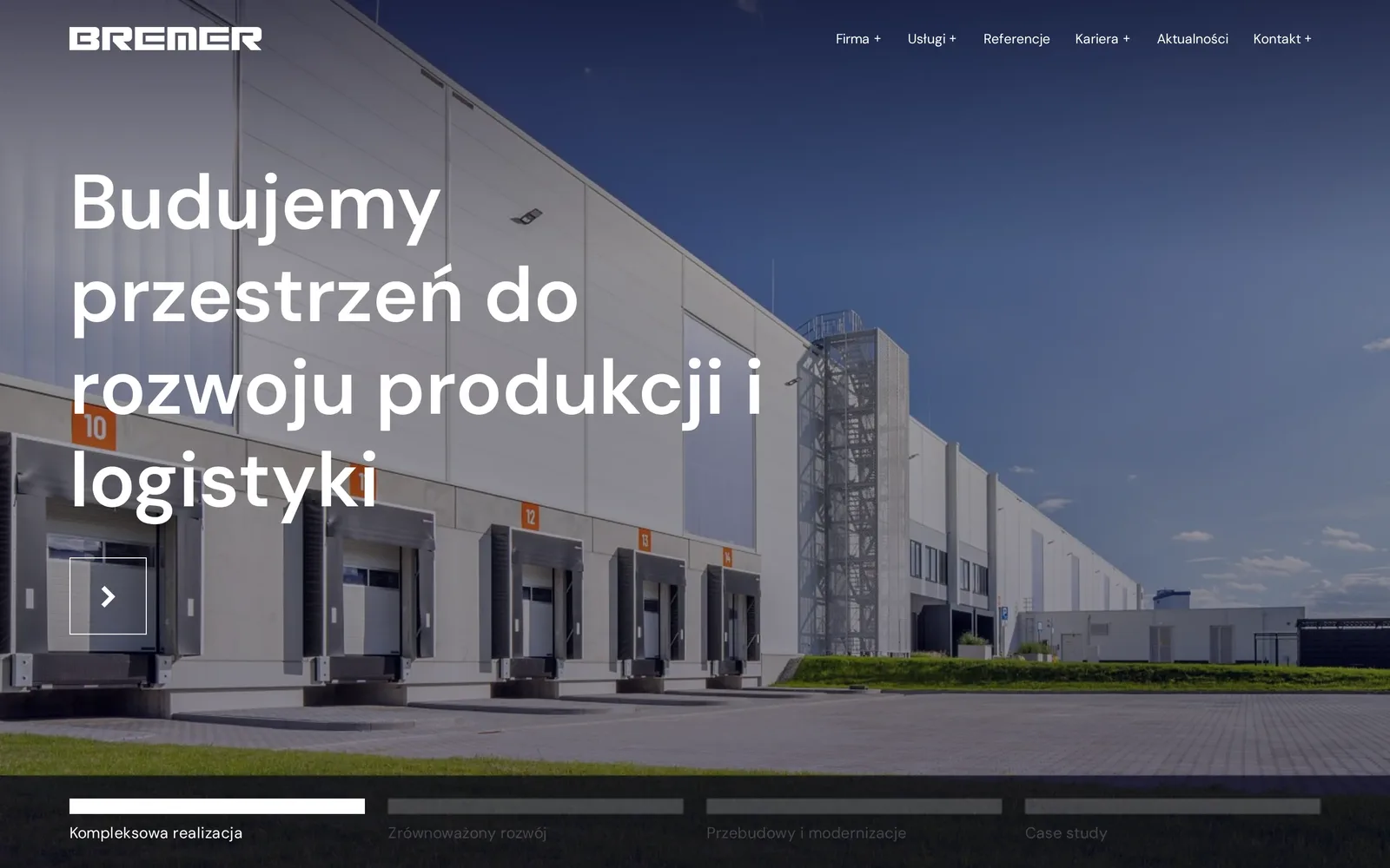Strona główna BREMER Polska na komputerze: logo, menu Firma, Usługi, Referencje, Kariera, Aktualności i Kontakt oraz zdjęcie hali magazynowej z rampami i hasłem „Budujemy przestrzeń do rozwoju produkcji i logistyki”