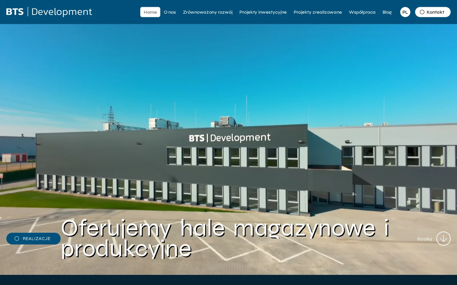 Strona główna BTS Development na komputerze: kadr z filmu z biurowcem BTS Development, hasło „Oferujemy hale magazynowe i produkcyjne”, przycisk „Realizacje” i menu z przełącznikiem języka