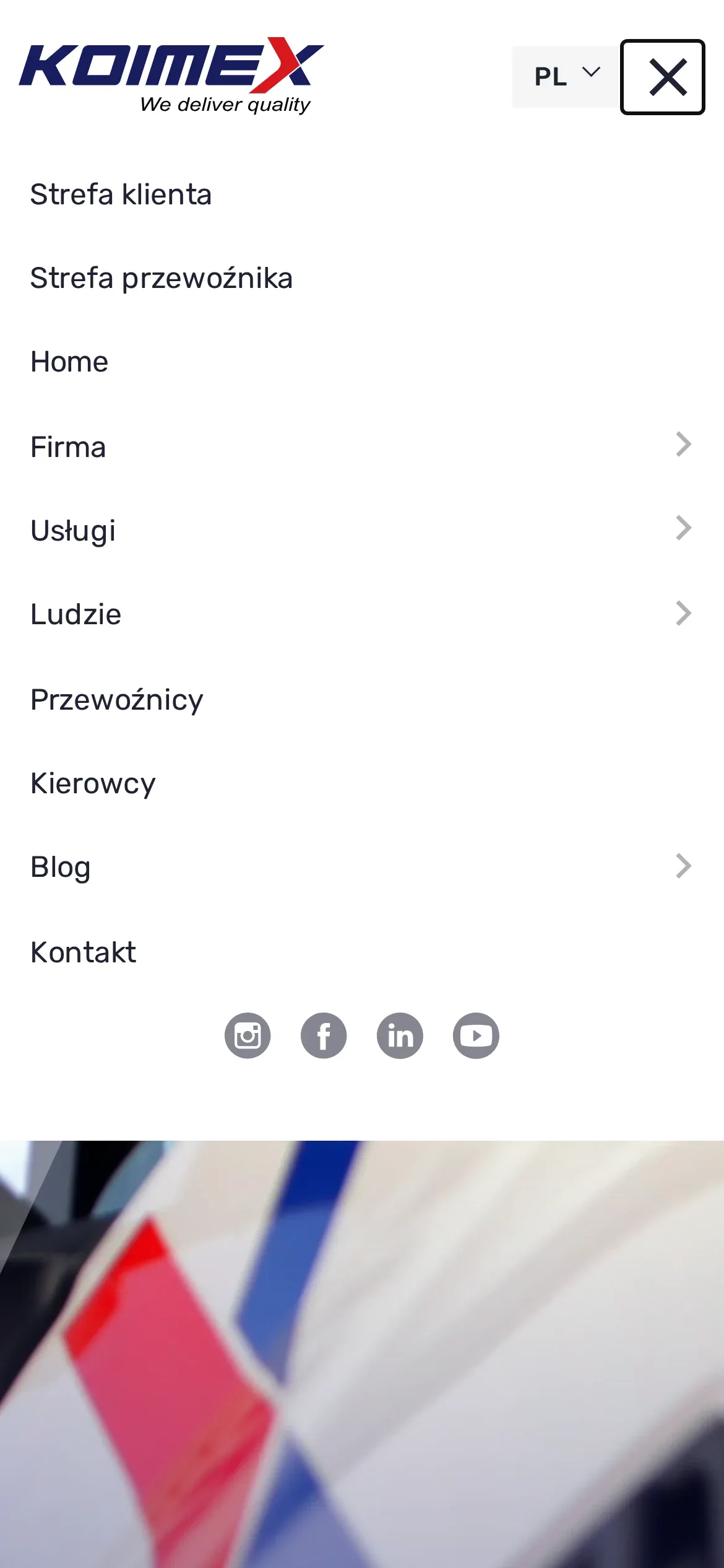 Otwarte menu KOIMEX na telefonie: strefa klienta i przewoźnika, Firma, Usługi, Ludzie, Przewoźnicy, Kierowcy, Blog i Kontakt z rozwijanymi podmenu