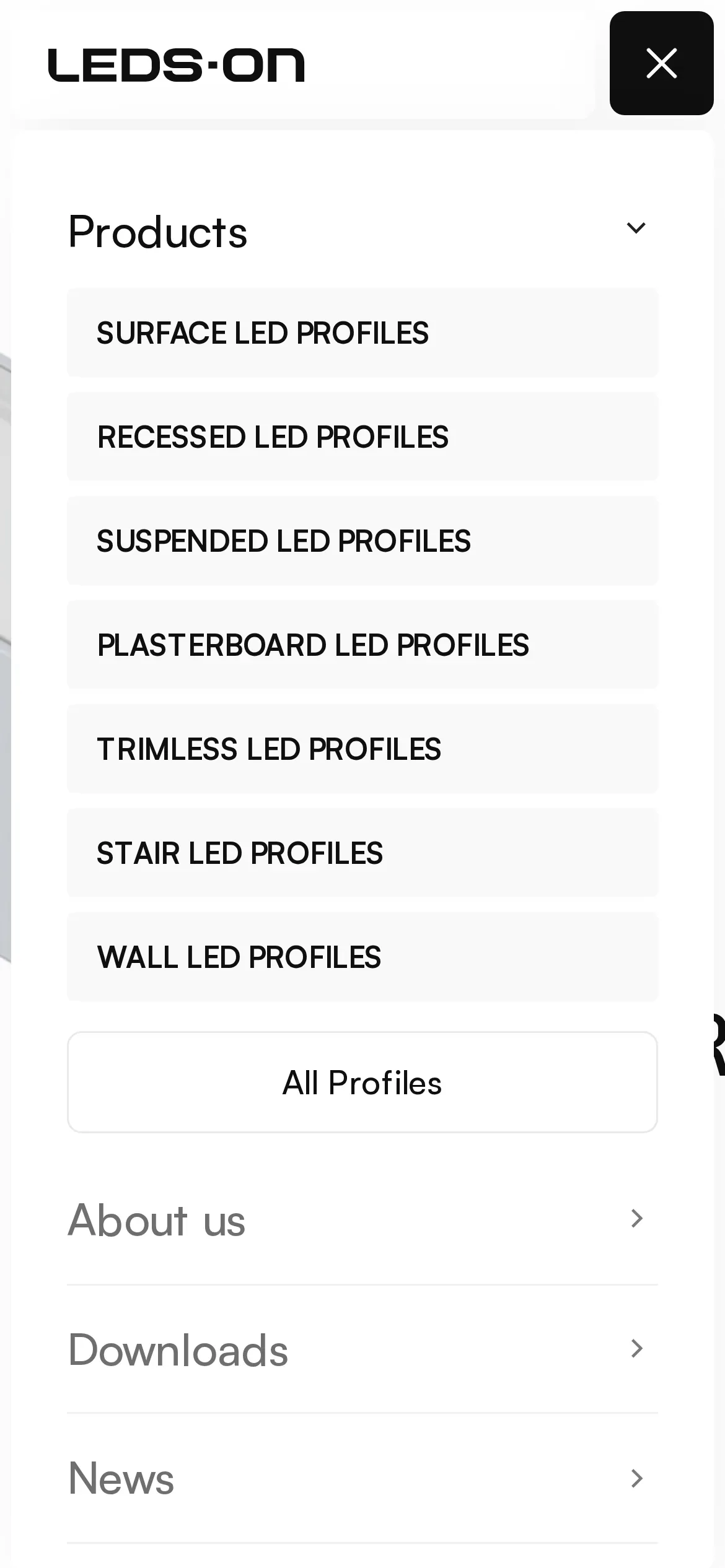 Otwarte menu LEDsON na telefonie, rozwinięta pozycja „Products”: siedem grup profili od natynkowych po ścienne i przycisk „All Profiles”