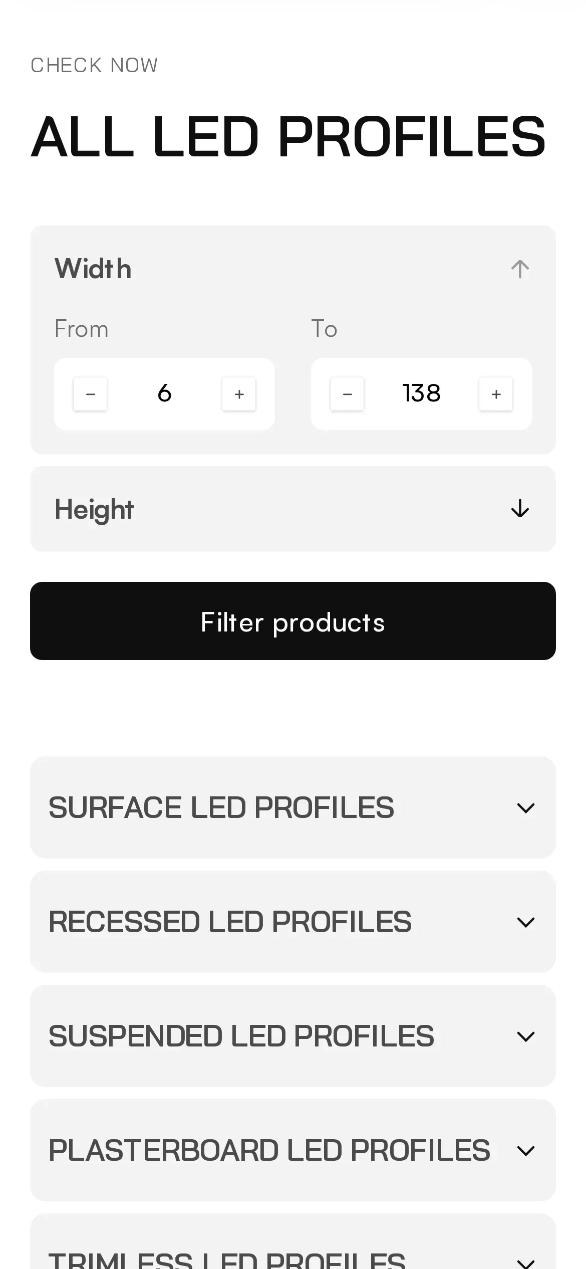 Lista „All LED Profiles” na telefonie: rozwinięty filtr szerokości od 6 do 138 mm z przyciskami plus i minus, zwinięty filtr wysokości, przycisk „Filter products” i zwijane grupy profili