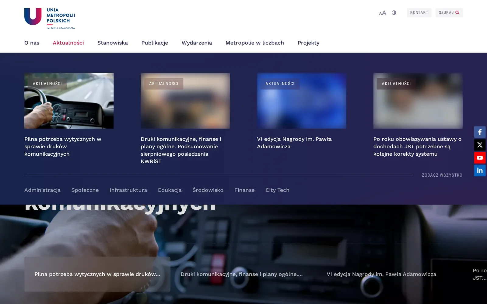 Rozwinięte menu Aktualności na komputerze: cztery najnowsze wpisy ze zdjęciami i tytułami, odnośnik „Zobacz wszystko” i kategorie od Administracji do City Tech
