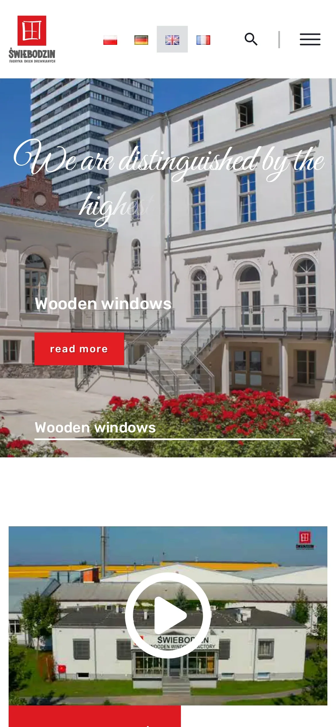 Wersja angielska okna-swiebodzin.com na telefonie: slider „Wooden windows” z przyciskiem „read more”