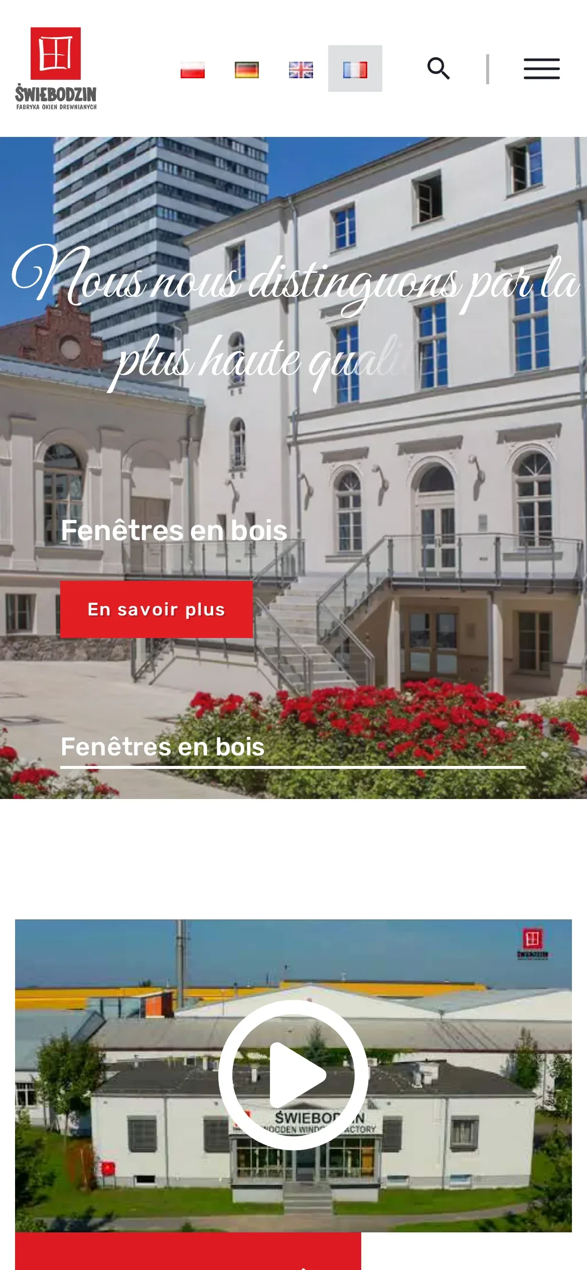 Wersja francuska okna-swiebodzin.fr na telefonie: slider „Fenêtres en bois” z przyciskiem „En savoir plus”