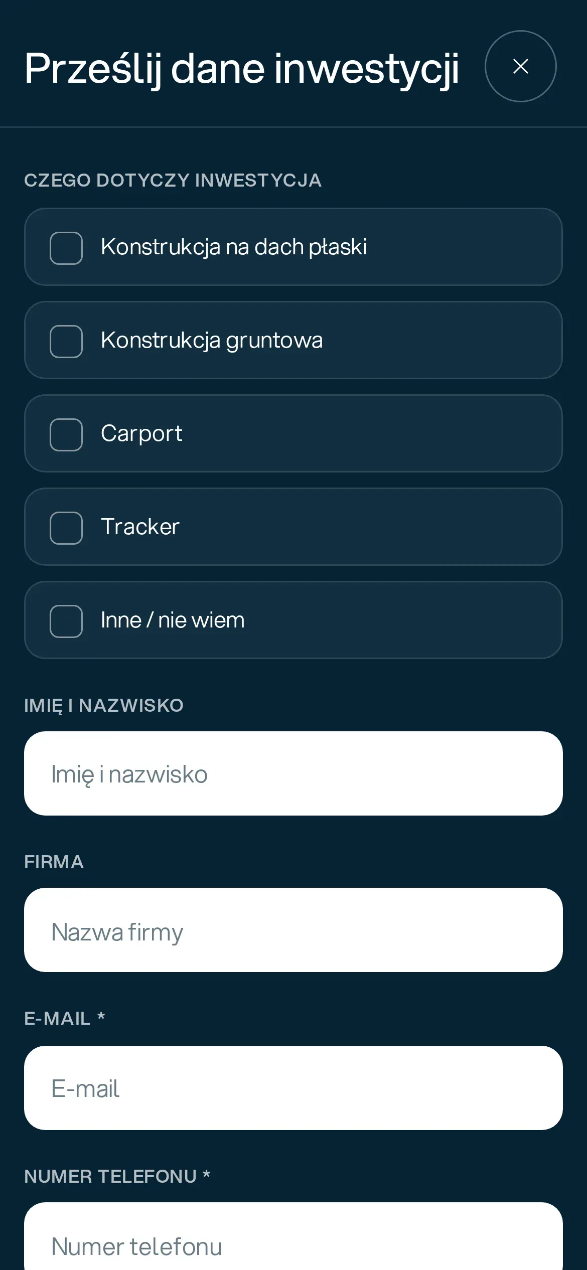 Formularz „Prześlij dane inwestycji” na telefonie: pełnoekranowe okno z opcjami konstrukcji na dach płaski, gruntowej, carportu, trackera i „Inne / nie wiem” oraz polami imienia, firmy i e-maila