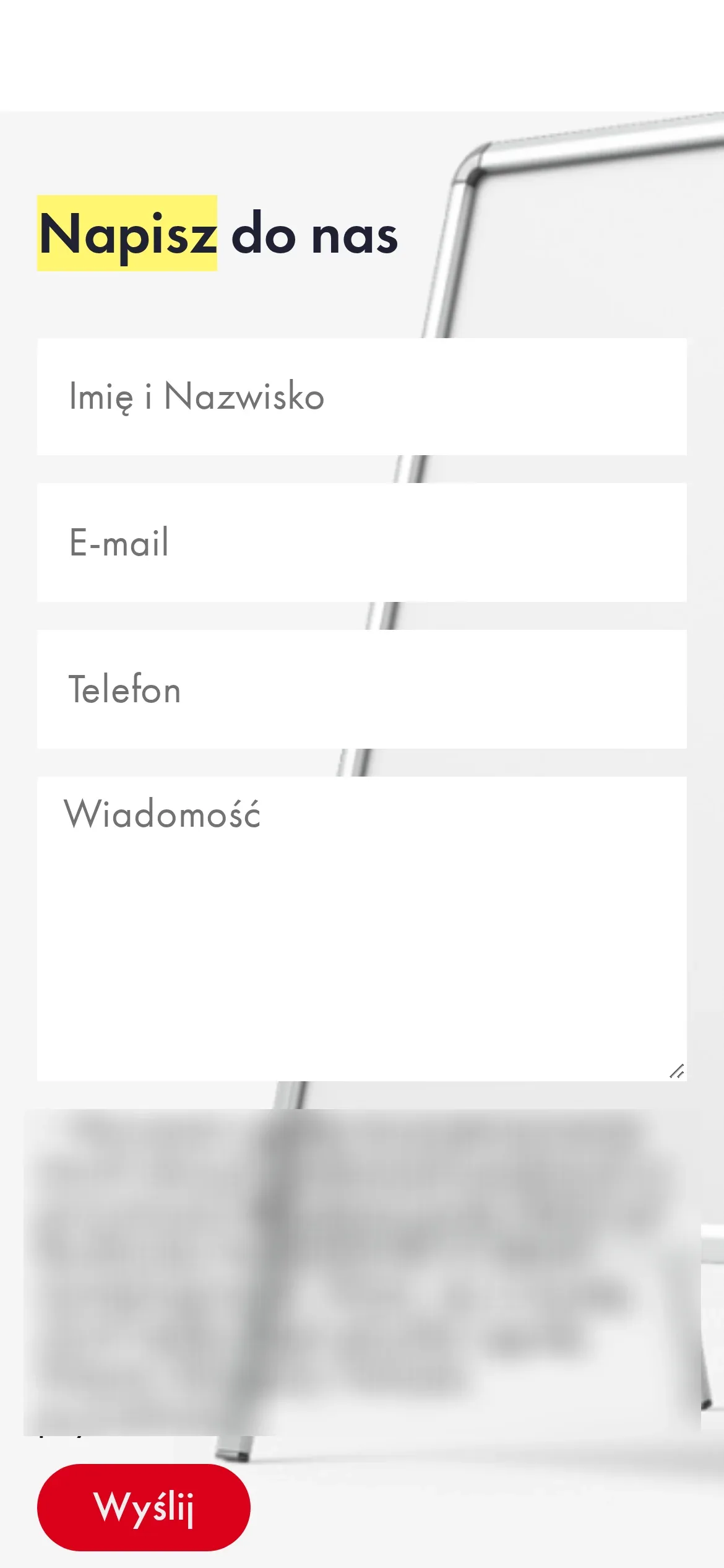 Formularz „Napisz do nas” na telefonie: pola imienia i nazwiska, e-maila, telefonu i wiadomości jedno pod drugim oraz przycisk „Wyślij”