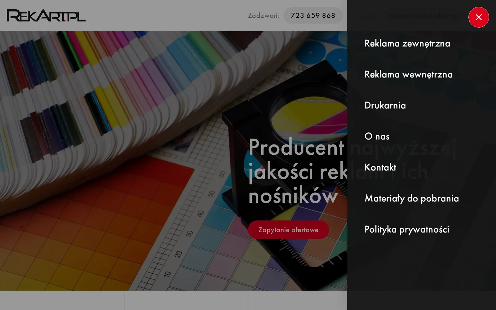 Menu RekArt.pl otwarte na komputerze jako ciemny panel z prawej strony: działy oferty, o nas, kontakt, materiały do pobrania i polityka prywatności