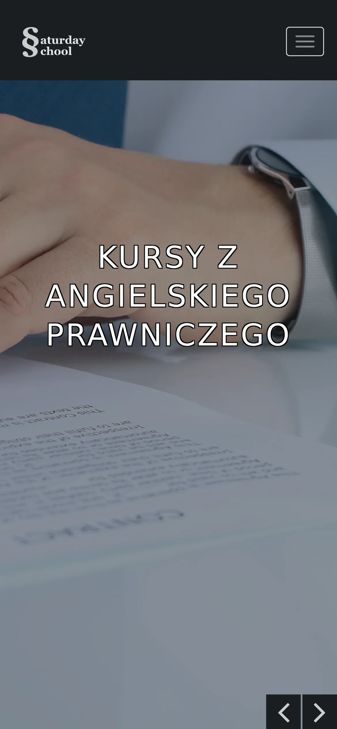 Poprzednia strona na telefonie (archive.org): ciemny nagłówek z logo i przyciskiem menu oraz slajd „Kursy z angielskiego prawniczego” na zdjęciu dłoni podpisującej dokument