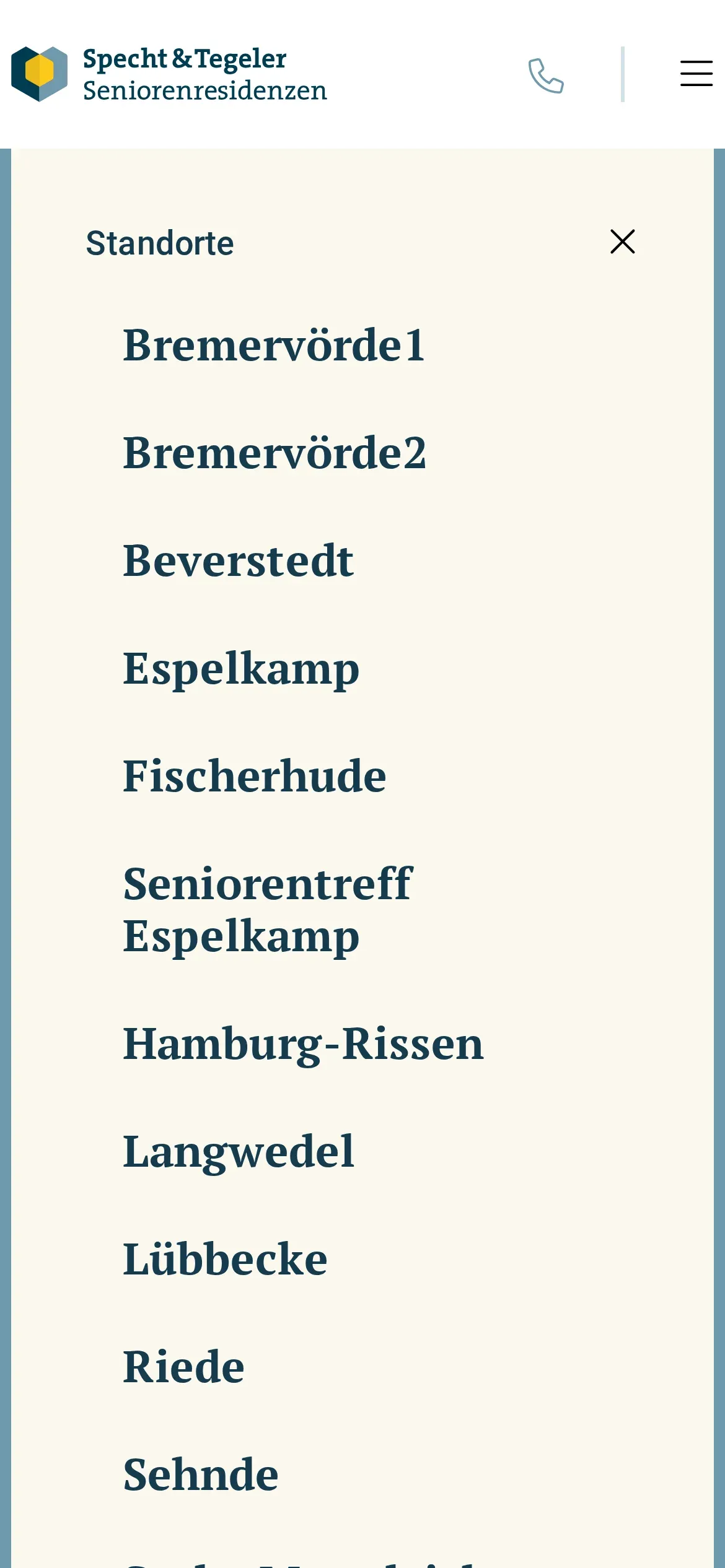 Otwarte menu na telefonie z rozwiniętą pozycją „Standorte”: lista lokalizacji od Bremervörde1 i Bremervörde2 przez Espelkamp i Hamburg-Rissen po Riede i Sehnde